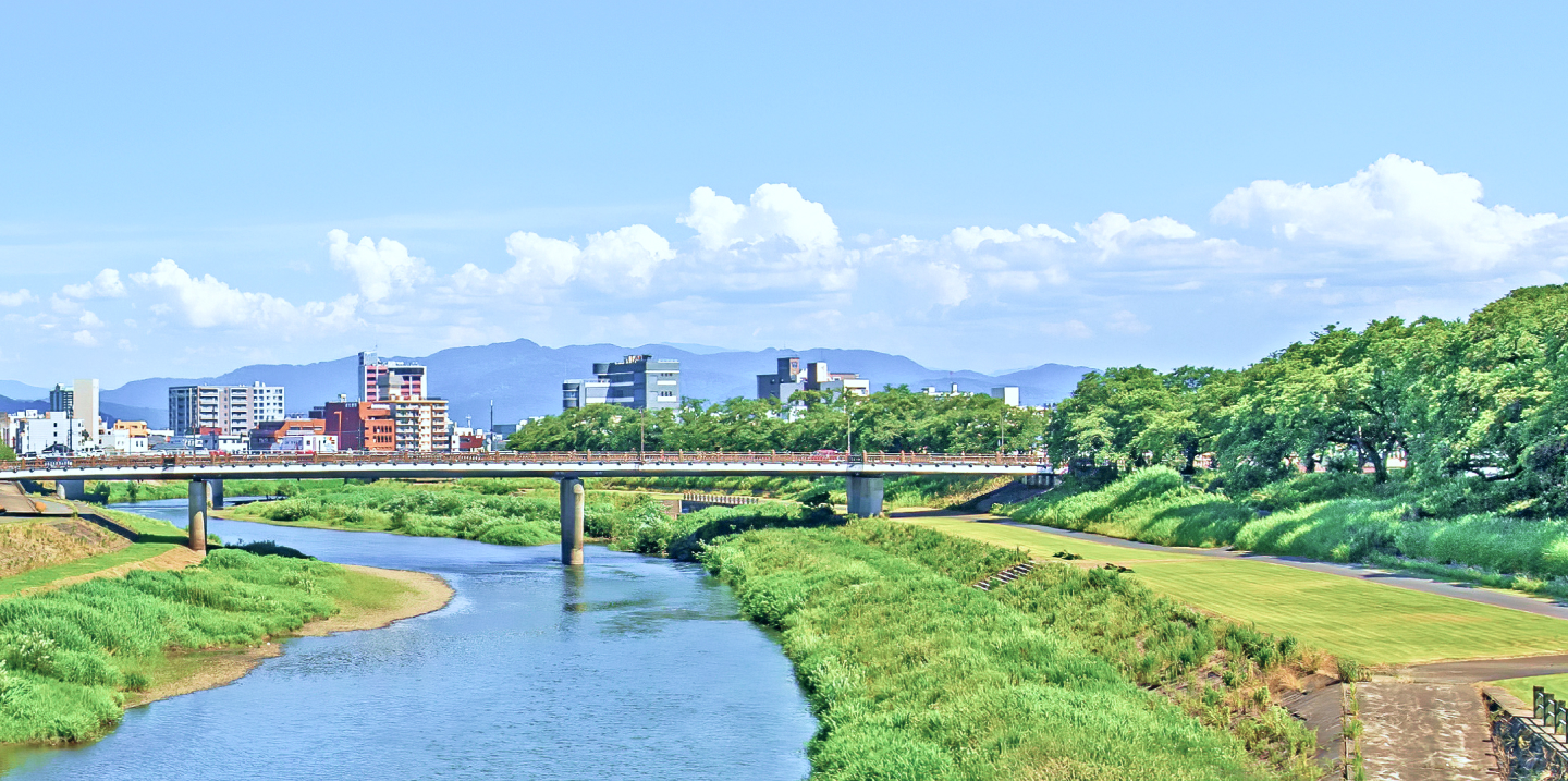 川と橋が映る街並みの遠景
